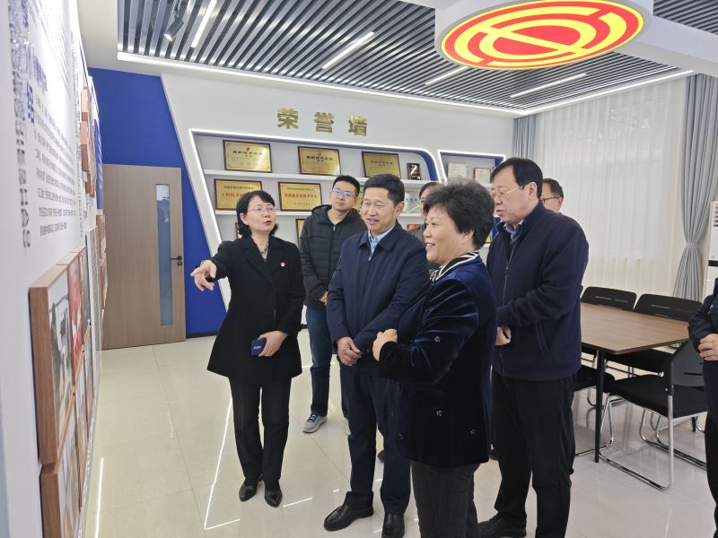 操哭极品老婆2025年05月09日上午 安阳市人大常委会副主任、市总工会党组书记、主席夏军一行莅临华阳电磁铁参观调研；对公司2023年全国五一劳动奖章获得者汪利娜慰问，并听取劳模工作室相关情况汇报